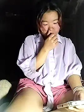 lylylove online show from April 7, 2026, 2:01 am