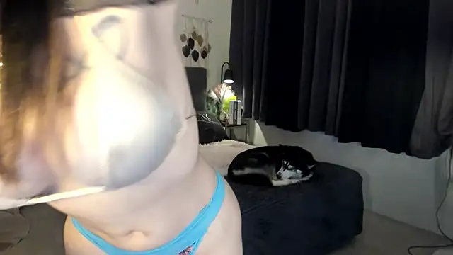 Snapshot of OliviaWho chatting on September 16, 2025, 12:00 am OliviaWho online show from September 16, 2025, 12:00 am