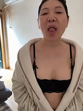 xiiuuff18 online show from April 6, 2026, 4:46 am