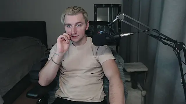 Snapshot of Elvin_Vaenight chatting on October 7, 2025, 10:29 pm Elvin Vaenight online show from October 7, 2025, 10:29 pm