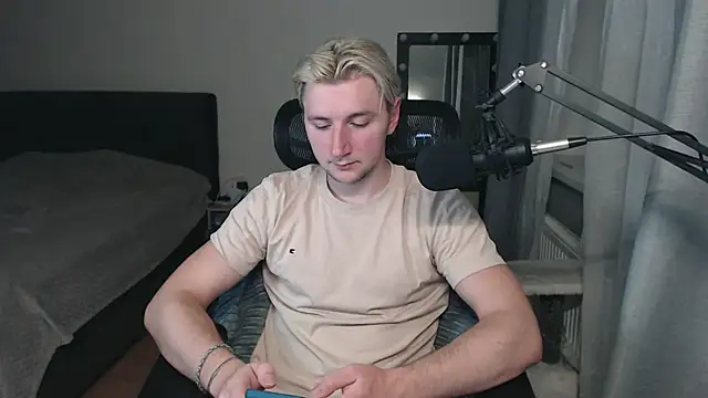 Snapshot of Elvin_Vaenight chatting on October 8, 2025, 9:45 pm Elvin Vaenight online show from October 8, 2025, 9:45 pm