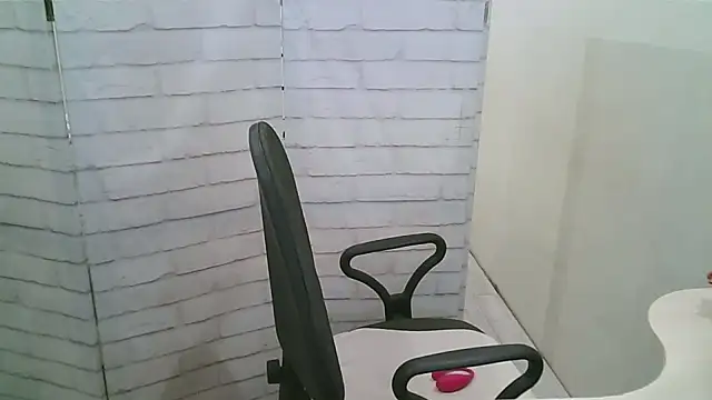 Helen xi  online show from December 22, 2025, 5:10 pm