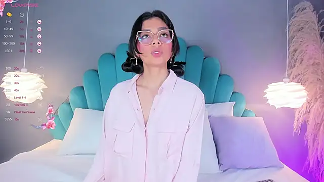 AlassiaHocthner online show from October 21, 2025, 11:44 am