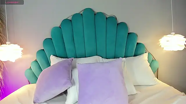 AlassiaHocthner online show from February 11, 2026, 11:48 am