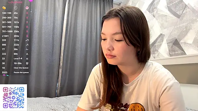 KiraVelvet online show from October 28, 2025, 8:07 am