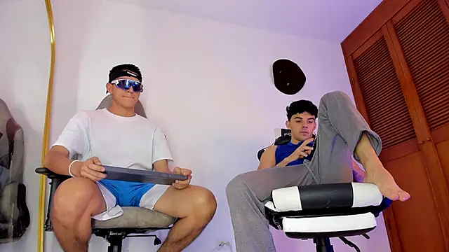 sotooliver3 online show from September 18, 2025, 7:49 pm