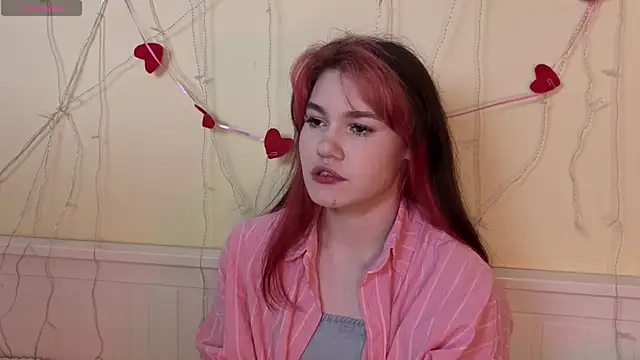 MauraSpurrier online show from November 5, 2025, 6:41 pm