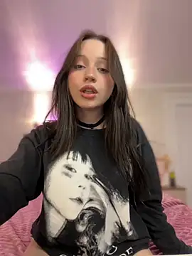 Snapshot of YourLittleDevil chatting on September 24, 2025, 1:36 pm YourLittleDevil online show from September 24, 2025, 1:36 pm