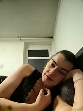 Snapshot of Carolinemiam chatting on November 27, 2025, 12:02 am Carolinemiam online show from November 27, 2025, 12:02 am