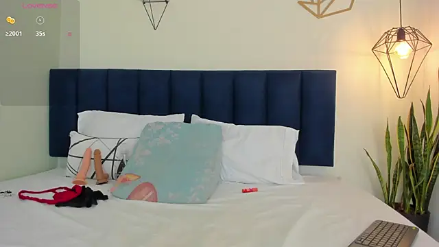 sophieturner mg online show from October 6, 2025, 7:11 pm