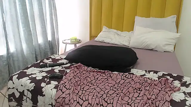 Snapshot of Bella_2025 chatting on October 13, 2025, 12:16 pm Bella 2025 online show from October 13, 2025, 12:16 pm