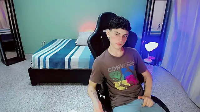 dilan hott  online show from September 17, 2025, 8:32 pm