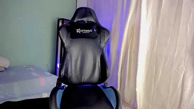 dilan hott  online show from November 8, 2025, 8:40 pm