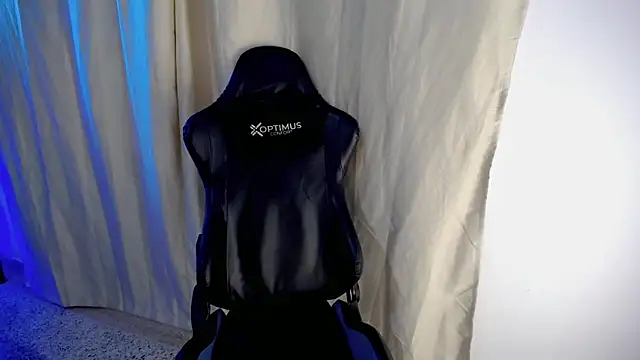 dilan hott  online show from November 26, 2025, 8:10 pm