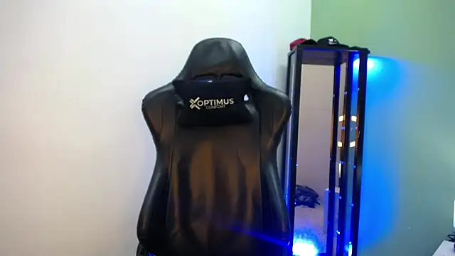 dilan hott  online show from December 22, 2025, 8:39 pm