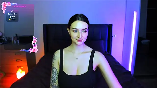 Veronica Larsson online show from September 12, 2025, 4:29 pm