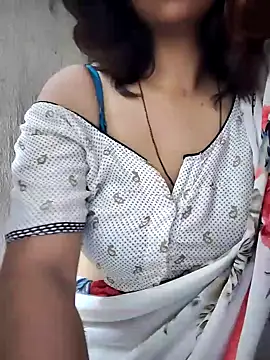 Love birdss69 online show from October 26, 2025, 2:23 pm