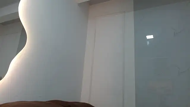 KiraaWild online show from November 12, 2025, 2:17 pm