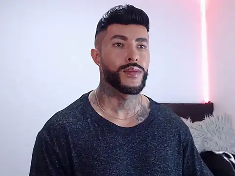 andrea de lucaa online show from October 21, 2025, 3:40 am