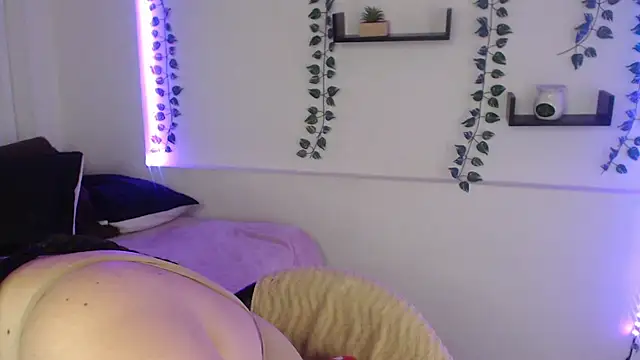 Snapshot of poison_doll2 chatting on October 18, 2025, 2:40 pm poison doll2 online show from October 18, 2025, 2:40 pm