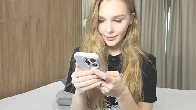 Brigitte Bardot online show from November 18, 2025, 7:02 am