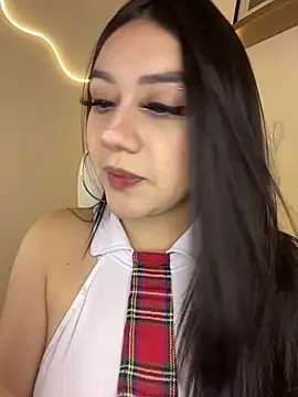 Zoe Serrat online show from December 14, 2025, 1:38 pm