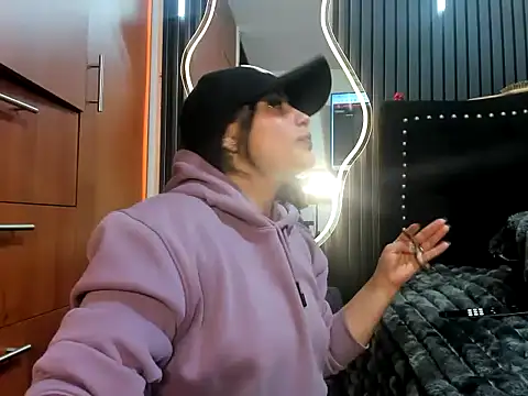 scarletr red online show from October 16, 2025, 10:44 pm