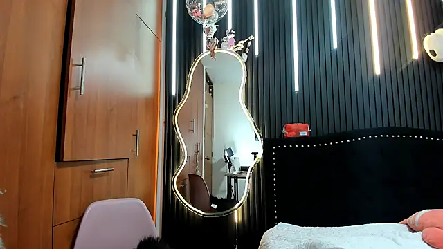 scarletr red online show from January 8, 2026, 9:28 pm