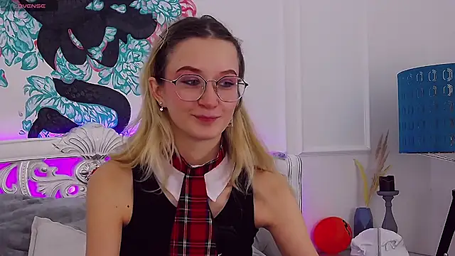 MaeLili online show from November 4, 2025, 4:11 am