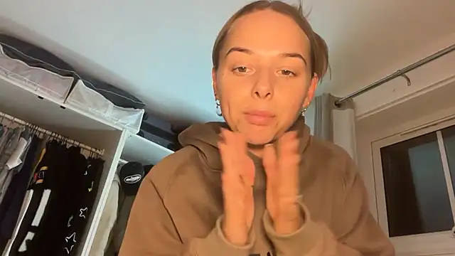 KayleeBella online show from November 21, 2025, 5:11 pm