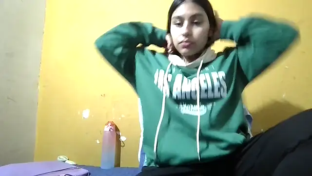 Snapshot of zairabreze chatting on September 16, 2025, 12:39 pm zairabreze online show from September 16, 2025, 12:39 pm