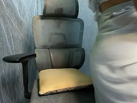 Snapshot of YoursSuku chatting on November 1, 2025, 10:01 pm YoursSuku online show from November 1, 2025, 10:01 pm