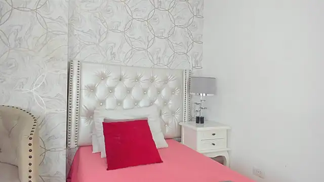 Snapshot of amara_rousse chatting on September 19, 2025, 11:33 am amara rousse online show from September 19, 2025, 11:33 am