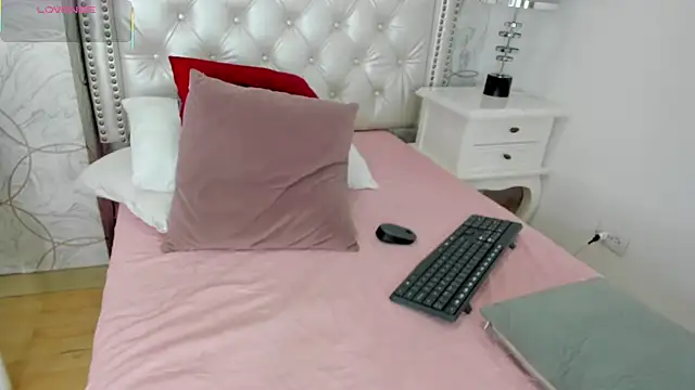 Snapshot of amara_rousse chatting on October 13, 2025, 11:54 am amara rousse online show from October 13, 2025, 11:54 am