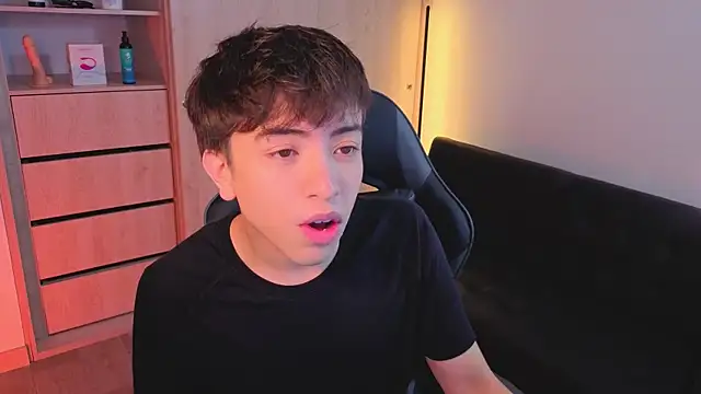 onlinenico online show from October 8, 2025, 8:06 pm