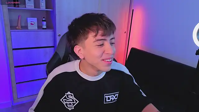 onlinenico online show from October 22, 2025, 8:08 pm