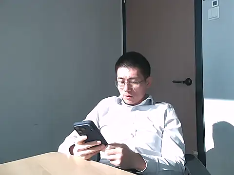 miniyellower online show from November 19, 2025, 2:55 am