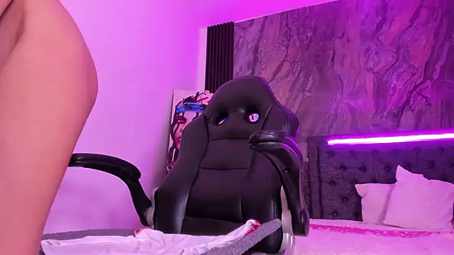 Mia Clay1 online show from April 17, 2026, 8:34 pm