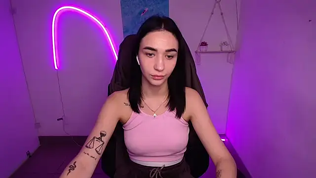 Snapshot of Bella_Night4 chatting on November 6, 2025, 6:47 am Bella Night4 online show from November 6, 2025, 6:47 am