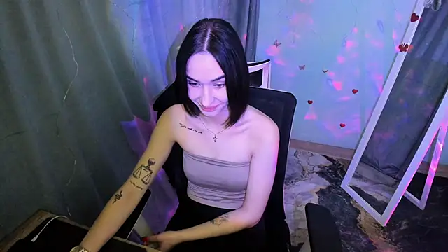 Snapshot of Bella_Night4 chatting on December 1, 2025, 8:08 am Bella Night4 online show from December 1, 2025, 8:08 am