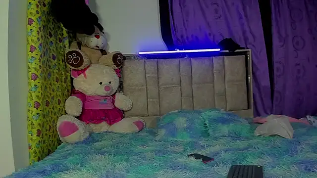 sophiaydaphne online show from April 8, 2026, 12:10 am