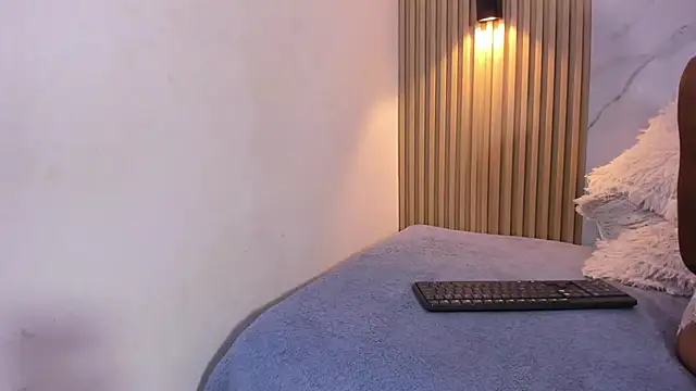 Valentinaliux  online show from March 19, 2026, 11:47 am