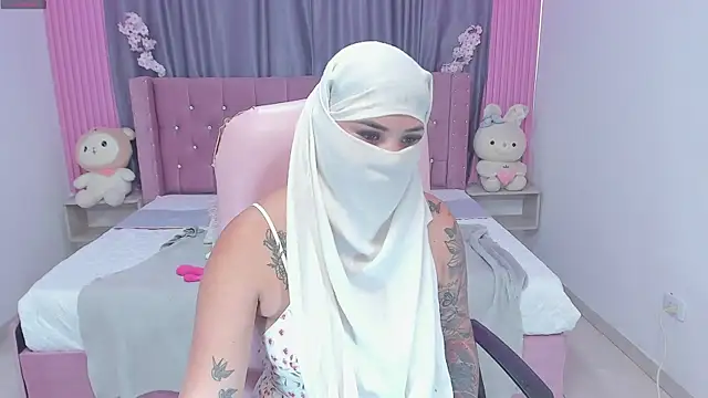 Snapshot of Nayla-Mouna chatting on September 8, 2025, 7:46 pm Nayla-Mouna online show from September 8, 2025, 7:46 pm