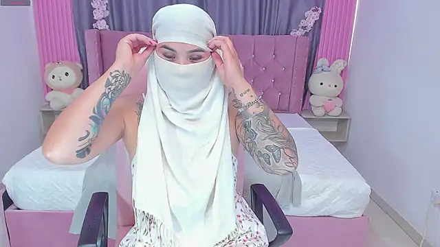 Snapshot of Nayla-Mouna chatting on September 25, 2025, 8:01 pm Nayla-Mouna online show from September 25, 2025, 8:01 pm