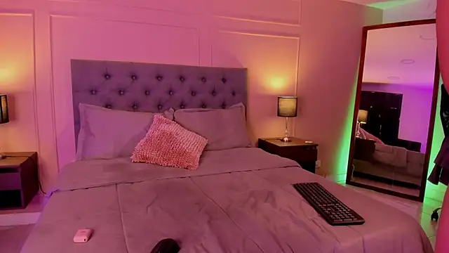 ALICESANDOVAL online show from September 22, 2025, 11:45 am