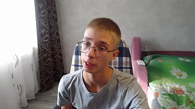 glasses cat online show from September 15, 2025, 7:30 am