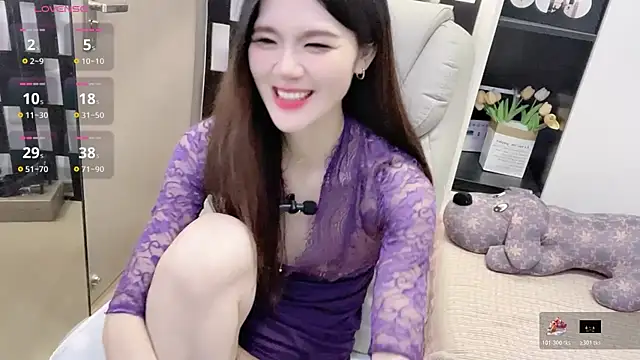 Yueyue-MM online show from December 1, 2025, 2:44 pm