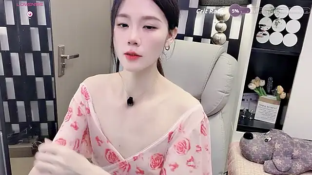 Yueyue-MM online show from May 17, 2026, 12:19 am