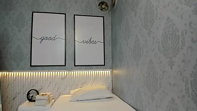 Scarleth horny online show from September 23, 2025, 6:55 pm