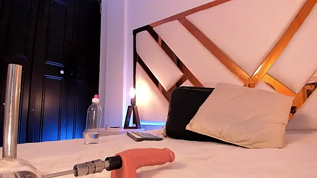 Niicolle Evanss online show from March 18, 2026, 7:50 pm